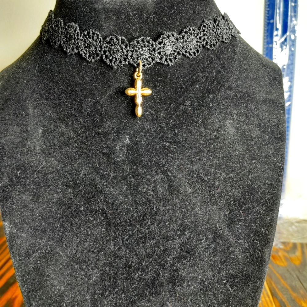 Cross choker necklace